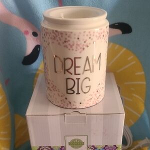 Scentsy Dream Big Wax Warmer. NIB. New Bulb Included.